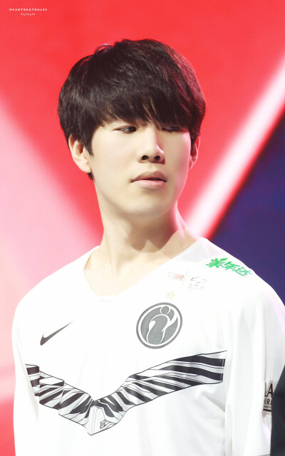 LGD Gaming 官方宣布：前 EDGY 辅助 YCX 正式加入，共同迎接新赛季！